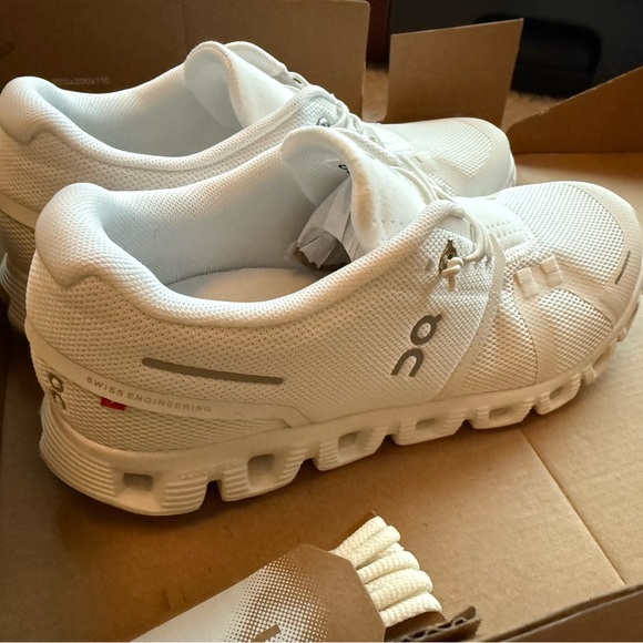 On Running White Sneakers Minimalist Design Everyday Wear - Picture 5 of 12